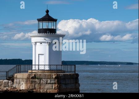 Il faro di Portland Breakwater, conosciuto anche come "Bug Light" per le sue dimensioni, si affaccia sull'ingresso del porto di Portland nel Maine in una tranquilla giornata estiva. Foto Stock