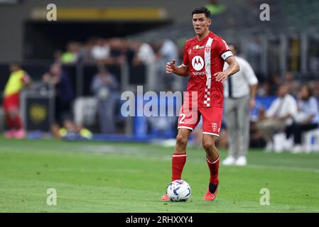 Milano, Italia. 19 agosto 2023. Matteo Pessina del AC Monza controlla la palla durante la partita di serie A tra FC Internazionale e AC Monza allo Stadio Giuseppe Meazza il 19 agosto 2023 a Milano. Crediti: Marco Canoniero/Alamy Live News Foto Stock