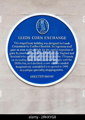 LEEDS CORN EXCHANGE, WEST YORKSHIRE, REGNO UNITO - 12 AGOSTO 2023. La targa blu all'interno del Leeds Corn Exchange del Leeds Civic Trust informa i visitatori del Foto Stock