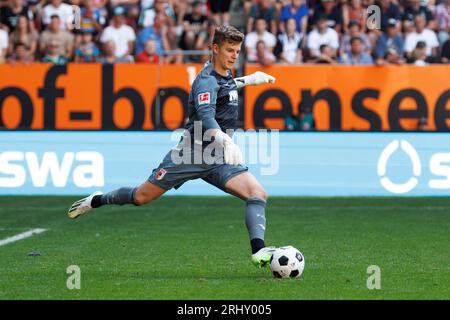 Augusta, Germania. 19 agosto 2023. Calcio: Bundesliga, FC Augsburg - Borussia Mönchengladbach, Matchday 1, WWK Arena. Il portiere Finn Dahmen di Augusta gioca la palla. Credito: Matthias Balk/dpa - NOTA IMPORTANTE: conformemente ai requisiti della DFL Deutsche Fußball Liga e della DFB Deutscher Fußball-Bund, è vietato utilizzare o far utilizzare fotografie scattate nello stadio e/o della partita sotto forma di immagini di sequenza e/o serie di foto simili a video./dpa/Alamy Live News Foto Stock