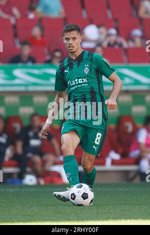 Augusta, Germania. 19 agosto 2023. Calcio: Bundesliga, FC Augsburg - Borussia Mönchengladbach, Matchday 1, WWK Arena. Julian Weigl di Gladbach gioca la palla. Credito: Matthias Balk/dpa - NOTA IMPORTANTE: conformemente ai requisiti della DFL Deutsche Fußball Liga e della DFB Deutscher Fußball-Bund, è vietato utilizzare o far utilizzare fotografie scattate nello stadio e/o della partita sotto forma di immagini di sequenza e/o serie di foto simili a video./dpa/Alamy Live News Foto Stock