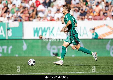 Augusta, Germania. 19 agosto 2023. Calcio: Bundesliga, FC Augsburg - Borussia Mönchengladbach, Matchday 1, WWK Arena. Ko Itakura di Gladbach gioca la palla. Credito: Matthias Balk/dpa - NOTA IMPORTANTE: conformemente ai requisiti della DFL Deutsche Fußball Liga e della DFB Deutscher Fußball-Bund, è vietato utilizzare o far utilizzare fotografie scattate nello stadio e/o della partita sotto forma di immagini di sequenza e/o serie di foto simili a video./dpa/Alamy Live News Foto Stock
