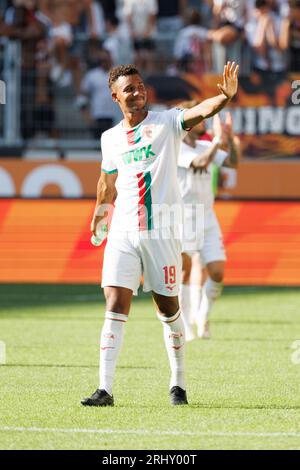 Augusta, Germania. 19 agosto 2023. Calcio: Bundesliga, FC Augsburg - Borussia Mönchengladbach, Matchday 1, WWK Arena. Felix Uduokhai di Augusta ringrazia i fan alla fine della partita. Credito: Matthias Balk/dpa - NOTA IMPORTANTE: conformemente ai requisiti della DFL Deutsche Fußball Liga e della DFB Deutscher Fußball-Bund, è vietato utilizzare o far utilizzare fotografie scattate nello stadio e/o della partita sotto forma di immagini di sequenza e/o serie di foto simili a video./dpa/Alamy Live News Foto Stock
