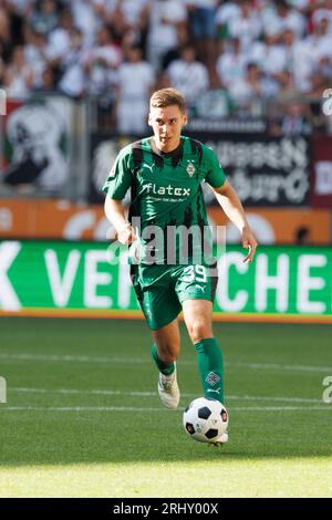 Augusta, Germania. 19 agosto 2023. Calcio: Bundesliga, FC Augsburg - Borussia Mönchengladbach, Matchday 1, WWK Arena. Max Wöber di Gladbach gioca la palla. Credito: Matthias Balk/dpa - NOTA IMPORTANTE: conformemente ai requisiti della DFL Deutsche Fußball Liga e della DFB Deutscher Fußball-Bund, è vietato utilizzare o far utilizzare fotografie scattate nello stadio e/o della partita sotto forma di immagini di sequenza e/o serie di foto simili a video./dpa/Alamy Live News Foto Stock