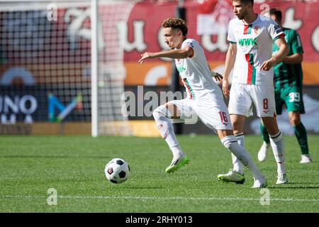 Augusta, Germania. 19 agosto 2023. Calcio: Bundesliga, FC Augsburg - Borussia Mönchengladbach, Matchday 1, WWK Arena. Ruben Vargas di Augusta gioca la palla. Credito: Matthias Balk/dpa - NOTA IMPORTANTE: conformemente ai requisiti della DFL Deutsche Fußball Liga e della DFB Deutscher Fußball-Bund, è vietato utilizzare o far utilizzare fotografie scattate nello stadio e/o della partita sotto forma di immagini di sequenza e/o serie di foto simili a video./dpa/Alamy Live News Foto Stock