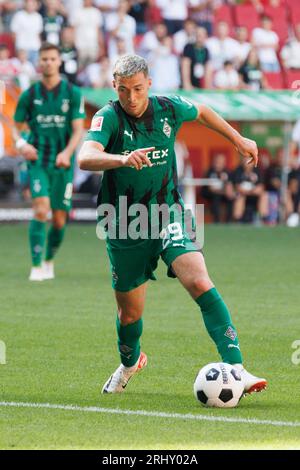 Augusta, Germania. 19 agosto 2023. Calcio: Bundesliga, FC Augsburg - Borussia Mönchengladbach, Matchday 1, WWK Arena. Joe Scally di Gladbach gioca la palla. Credito: Matthias Balk/dpa - NOTA IMPORTANTE: conformemente ai requisiti della DFL Deutsche Fußball Liga e della DFB Deutscher Fußball-Bund, è vietato utilizzare o far utilizzare fotografie scattate nello stadio e/o della partita sotto forma di immagini di sequenza e/o serie di foto simili a video./dpa/Alamy Live News Foto Stock