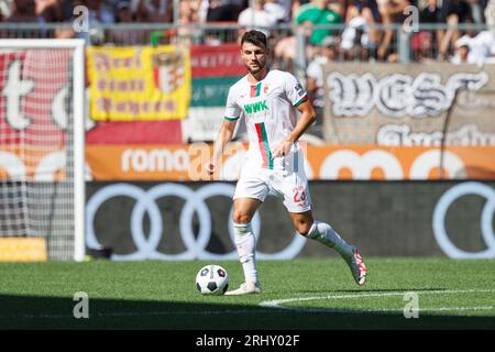 Augusta, Germania. 19 agosto 2023. Calcio: Bundesliga, FC Augsburg - Borussia Mönchengladbach, Matchday 1, WWK Arena. Maximilian Bauer di Augusta gioca la palla. Credito: Matthias Balk/dpa - NOTA IMPORTANTE: conformemente ai requisiti della DFL Deutsche Fußball Liga e della DFB Deutscher Fußball-Bund, è vietato utilizzare o far utilizzare fotografie scattate nello stadio e/o della partita sotto forma di immagini di sequenza e/o serie di foto simili a video./dpa/Alamy Live News Foto Stock