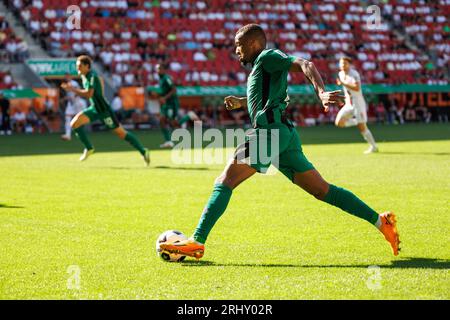 Augusta, Germania. 19 agosto 2023. Calcio: Bundesliga, FC Augsburg - Borussia Mönchengladbach, Matchday 1, WWK Arena. Alassane plea di Gladbach gioca la palla. Credito: Matthias Balk/dpa - NOTA IMPORTANTE: conformemente ai requisiti della DFL Deutsche Fußball Liga e della DFB Deutscher Fußball-Bund, è vietato utilizzare o far utilizzare fotografie scattate nello stadio e/o della partita sotto forma di immagini di sequenza e/o serie di foto simili a video./dpa/Alamy Live News Foto Stock
