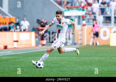 Augusta, Germania. 19 agosto 2023. Calcio: Bundesliga, FC Augsburg - Borussia Mönchengladbach, Matchday 1, WWK Arena. Elvis Rexhbecaj di Augusta gioca la palla. Credito: Matthias Balk/dpa - NOTA IMPORTANTE: conformemente ai requisiti della DFL Deutsche Fußball Liga e della DFB Deutscher Fußball-Bund, è vietato utilizzare o far utilizzare fotografie scattate nello stadio e/o della partita sotto forma di immagini di sequenza e/o serie di foto simili a video./dpa/Alamy Live News Foto Stock