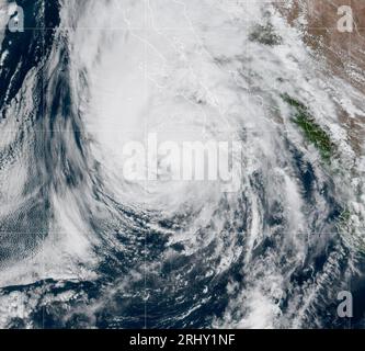 Oceano Pacifico. 19 agosto 2023. L'uragano Hilary è un ciclone tropicale attivo nell'Oceano Pacifico orientale che sta attualmente minacciando la penisola della bassa California e gli Stati Uniti sudoccidentali di inondazioni catastrofiche. Hilary è l'ottavo uragano chiamato tempesta, sesto uragano e quarto uragano maggiore della stagione degli uragani del Pacifico 2023. Credito: NOAA/ZUMA Wire/ZUMAPRESS.com/Alamy Live News Foto Stock