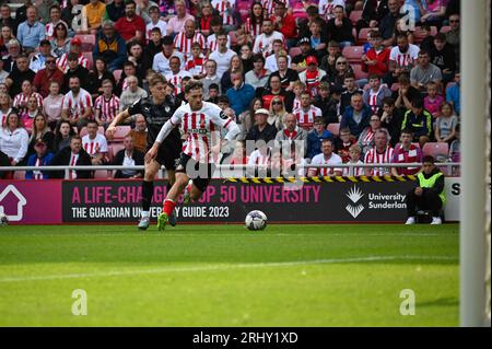 Il difensore del Sunderland AFC Dennis Cirkin in azione contro il Rotherham United. Foto Stock