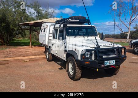 HAMELIN POOL, AUSTRALIA occidentale - 4 LUGLIO 2018: Veicolo Land Rover Defender Tracklander 4WD nell'entroterra australiano Foto Stock