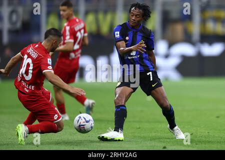 Milano, Italia. 19 agosto 2023. Juan Cuadrado del FC Internazionale controlla la palla durante la partita di serie A tra FC Internazionale e AC Monza allo Stadio Giuseppe Meazza il 19 agosto 2023 a Milano. Crediti: Marco Canoniero/Alamy Live News Foto Stock