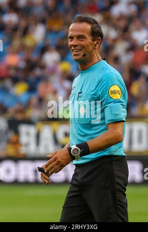 Arnhem, Paesi Bassi. 19 agosto 2023. ARNHEM, PAESI BASSI - 19 AGOSTO: L'arbitro Bas Nijhuis durante il match olandese Eredivisie tra Vitesse e PSV allo Stadion Gelredome il 19 agosto 2023 ad Arnhem, Paesi Bassi. (Foto di /Orange Pictures) credito: Orange Pics BV/Alamy Live News Foto Stock