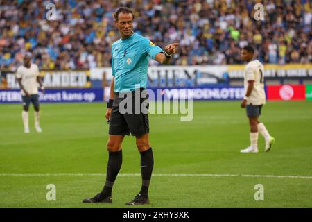 Arnhem, Paesi Bassi. 19 agosto 2023. ARNHEM, PAESI BASSI - 19 AGOSTO: L'arbitro Bas Nijhuis durante il match olandese Eredivisie tra Vitesse e PSV allo Stadion Gelredome il 19 agosto 2023 ad Arnhem, Paesi Bassi. (Foto di /Orange Pictures) credito: Orange Pics BV/Alamy Live News Foto Stock