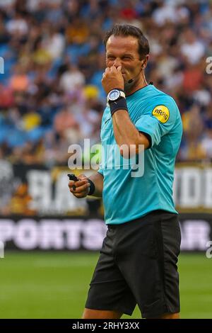 Arnhem, Paesi Bassi. 19 agosto 2023. ARNHEM, PAESI BASSI - 19 AGOSTO: L'arbitro Bas Nijhuis durante il match olandese Eredivisie tra Vitesse e PSV allo Stadion Gelredome il 19 agosto 2023 ad Arnhem, Paesi Bassi. (Foto di /Orange Pictures) credito: Orange Pics BV/Alamy Live News Foto Stock