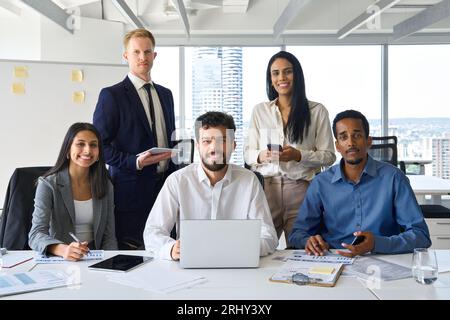 Dipendenti aziendali di team eterogenei lavoratori nella sala riunioni dell'ufficio, ritratto Foto Stock
