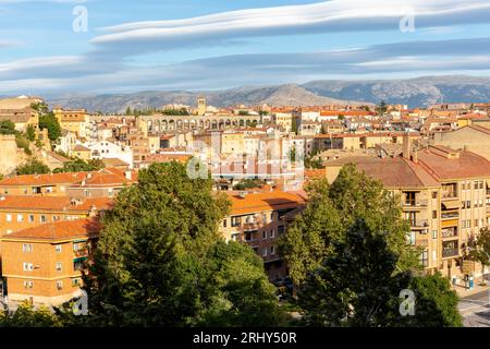 Segovia, Spagna paesaggio urbano del quartiere residenziale con strette stradine in pietra e architettura medievale, monumentale antico Acquedotto di Segovia. Foto Stock