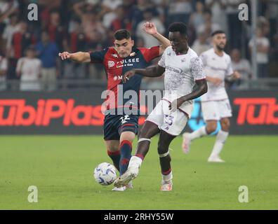 Genova, Italia. 19 agosto 2023. Alessandro Vogliacco del Genoa CFC e Kayode dell'Ace Fiorentina durante la partita di serie A italiana tra Genoa CFC e ACF Fiorentina il 19 agosto 2023 allo stadio Luigi Ferraris di Genova. Photo Nderim KACELI Credit: Independent Photo Agency/Alamy Live News Foto Stock