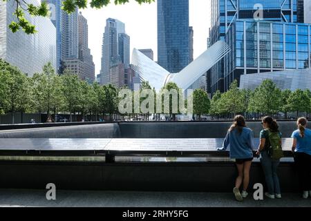 Vista della North Pool, situata presso il National September 11 Memorial & Museum di New York City, che commemora gli attacchi dell'11 settembre 2001 Foto Stock