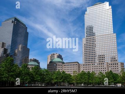 Paesaggio urbano di Lower Manhattan dal National September 11 Memorial & Museum di New York City per commemorare gli attacchi dell'11 settembre 2001 Foto Stock