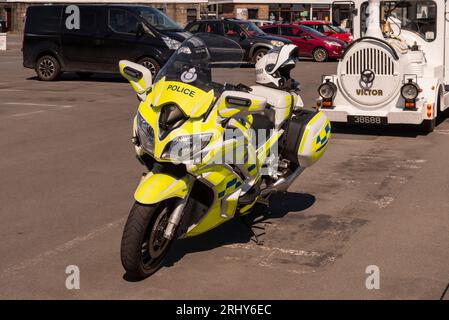 St Peter Port, Guernsey. Isole del Canale. 11 giugno 2023. Motocicletta della polizia di Guernsey parcheggiata in stand nel parcheggio del porto. Foto Stock