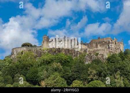 Stirling, Scozia, Regno Unito - 19 agosto 2023 - guardando verso l'alto il muro e gli edifici del Castello di Stirling sotto il sole Foto Stock