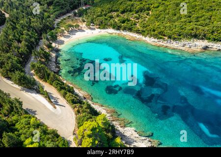 Baia di Emplisi vicino alla città di Fiskardo, isola di Cefalonia, Mar Ionio, Grecia Foto Stock