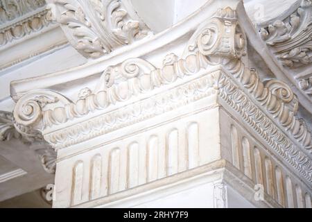 Vecchia decorazione murale con intonaco di gesso in un vecchio edificio. Elementi di modellazione per decorare pareti e soffitti con intonaco. Soffitto bianco gesso dic Foto Stock