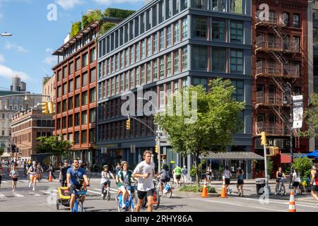 Corridori e ciclisti si divertono in Summer Streets su Lafayette Street a NoHo il sabato 2023 agosto, New York City, USA Foto Stock