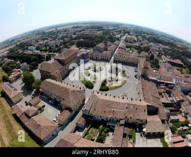 Veduta aerea di piazza Bentivoglio al centro del comune di Gualtieri in provincia di Reggio Emilia Foto Stock