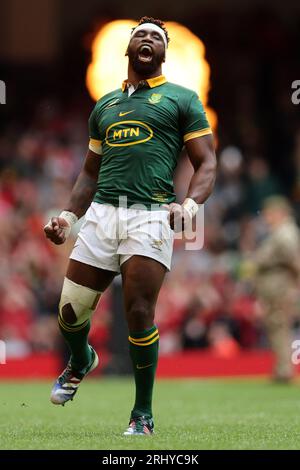 Cardiff, Regno Unito. 19 agosto 2023. Siya Kolisi, il capitano della squadra di rugby sudafricana, reagisce mentre corre fuori per iniziare la partita.Vodafone Summer Series 2023 match, Galles contro Sud Africa al Principality Stadium di Cardiff sabato 19 agosto 2023. foto di Andrew Orchard/Andrew Orchard fotografia sportiva/ Alamy Live News Credit: Andrew Orchard fotografia sportiva/Alamy Live News Foto Stock