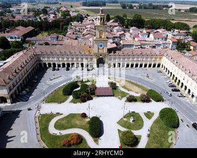 Veduta aerea di piazza Bentivoglio al centro del comune di Gualtieri in provincia di Reggio Emilia Foto Stock