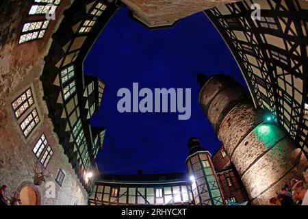 19 agosto 2023, Sassonia-Anhalt, Falkenstein/Harz: Vista del cielo nel cortile del castello di Falkenstein. Al 16° Falkenstein Minneturnier sotto il motto "sotto l'incantesimo delle antiche epopee", artisti provenienti da tutta la Germania cantarono canzoni e raccontarono storie su Re Artù e la sua Tavola Rotonda, Siegfried e Kriemhild, Tristan e Isolde, Hildebrand e Hadubrand. C'era anche un poema epico medievale basato su un modello biblico. Foto: Matthias Bein/dpa/ZB Foto Stock