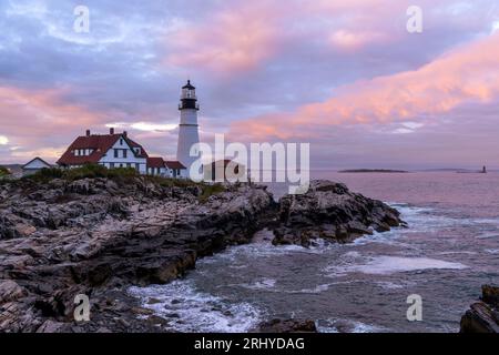 Tramonto a Portland Head Light - una vista autunnale del tramonto di Portland Head Light, un famoso faro storico situato a Cape Elizabeth, Portland, Maine. Foto Stock