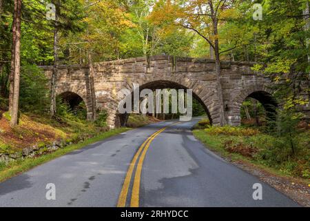 Stanley Brook Bridge - Una veduta ad ampio angolo di mattina d'autunno dello Stanley Brook Bridge a tripla arcata, nel Parco Nazionale di Acadia, Bar Harbor, Maine, Stati Uniti. Foto Stock