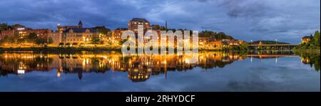 Augusta al tramonto - Una vista panoramica del centro di Augusta sulle rive del fiume Kennebec in una tempestosa serata autunnale. Maine, USA. Foto Stock