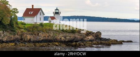 Curtis Island Light - Una vista ravvicinata dello storico faro di Curtis Island in una tempesta giornata autunnale. Camden, Maine, USA. Foto Stock