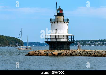 Spring Point Ledge Light - Un teleobiettivo della storica Spring Point Ledge Light in una chiara mattinata autunnale. South Portland, Maine, Stati Uniti. Foto Stock