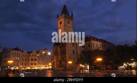 Il municipio di Praga e il paesaggio urbano di notte Foto Stock