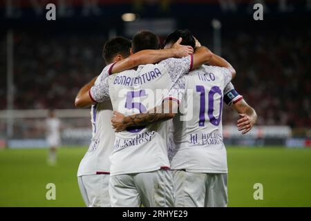 Nicolas Gonzalez dell'ACF Fiorentina festeggia con i compagni di squadra durante la serie A italiana, partita di calcio tra Genoa CFC e ACF Fiorentina il 19A Foto Stock