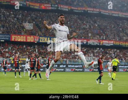 Nicolas Gonzalez dell'ACF Fiorentina festeggia dopo un gol in serie A, la partita di calcio tra Genoa CFC e ACF Fiorentina il 19 agosto Foto Stock