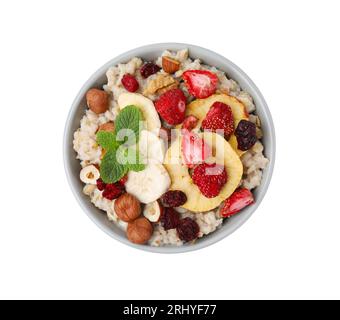 Farina d'avena con frutta liofilizzata, noci e menta isolate su bianco, vista dall'alto Foto Stock