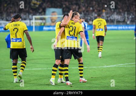 Atene, Lombardia, Grecia. 19 agosto 2023. I giocatori dell'AEK FC celebrano un gol durante la UEFA Champions League, 3° turno di qualificazione, partita tra AEK FC e GNK Dinamo Zagabria all'Opap Arena il 19 agosto 2023, ad Atene, in Grecia. (Immagine di credito: © Stefanos Kyriazis/ZUMA Press Wire) SOLO USO EDITORIALE! Non per USO commerciale! Foto Stock