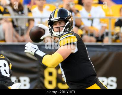 Pittsburgh, Stati Uniti. 19 agosto 2023. Il quarterback dei Pittsburgh Steelers Kenny Pickett (8) lanciò a destra durante il primo quarto contro i Buffalo Bill sabato 19 agosto 2023 a Pittsburgh. Foto di Archie Carpenter/UPI credito: UPI/Alamy Live News Foto Stock