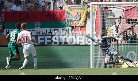 Augusta, Germania. 19 agosto 2023. Il portiere di Augsburg Finn Dahmen (R) non riesce a salvare la palla durante la partita di calcio della Bundesliga di prima divisione tedesca tra FC Augsburg e Borussia Moenchengladbach ad Augusta, Germania, 19 agosto 2023. Credito: Philippe Ruiz/Xinhua/Alamy Live News Foto Stock