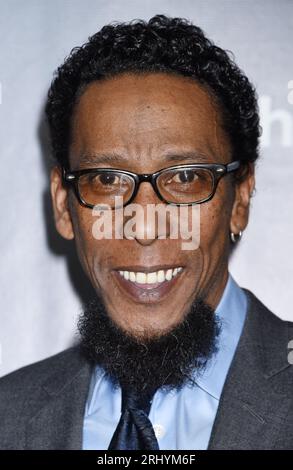 FILE: West Hollywood, USA. 19 agosto 2023. “This Is Us” l’attore Ron Cephas Jones, 66 anni, è morto per un problema polmonare di lunga data il 19 agosto 2023. Ha ricevuto un doppio trapianto polmonare al Ronald Reagan UCLA Medical Center nel 2020, dove è stato paziente per quasi due mesi. -------------------------------------------------- 14 marzo 2017 West Hollywood, CA Ron Cephas Jones "This Is Us" finale Screening tenutosi presso il Directors Guild of America Theatre © Janet Gough/AFF-USA.COM Credit: AFF/Alamy Live News Foto Stock