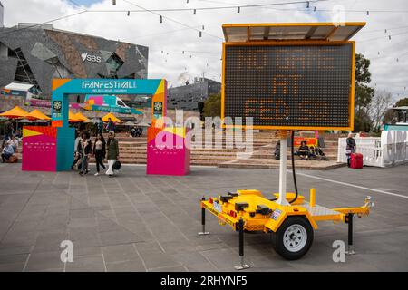 20 agosto 2023, Melbourne, Australia. Un cartello elettronico a Federation Square che informa il pubblico che la diretta streaming della Coppa del mondo femminile FIFA non si terrà più in questa sede dopo l'evento fuori controllo e sovraffollato che si è svolto durante la partita australiana contro gli inglesi. Crediti: Jay Kogler/Alamy Live News Foto Stock