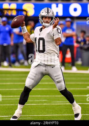 19 agosto 2023 Inglewood, CA. Il quarterback dei Las Vegas Raiders Jimmy Garoppolo #10 in azione nel primo trimestre durante la gara di pre-stagione NFL tra i Las Vegas Raiders e i Los Angeles Rams.credito fotografico obbligatorio: Louis Lopez/Cal Sport Media Foto Stock