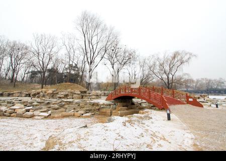 Paesaggio architettonico dopo la neve nel parco delle rovine del vecchio palazzo estivo, Pechino, Cina Foto Stock